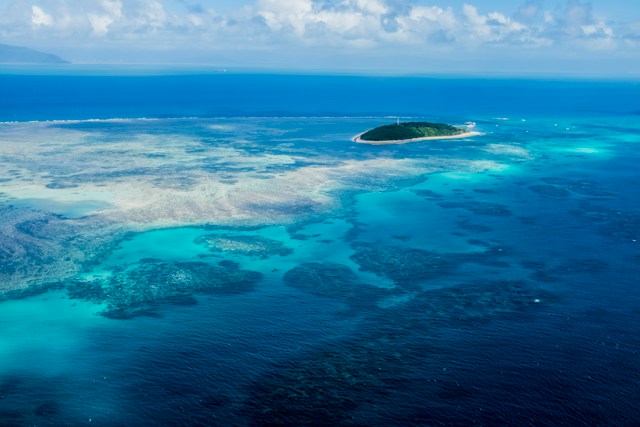 グレートバリアリーフと島を上空から見た景色