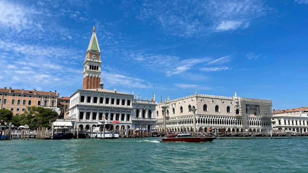 効率重視ならドゥカーレ宮殿現地ツアーへ！予約なしの不安を解消するメリット