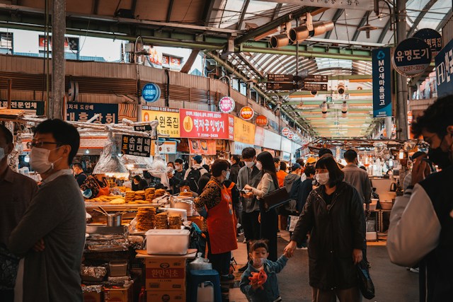 韓国・ソウルの市場の様子。さまざまな食品を扱う店舗が並び、多くの買い物客でにぎわっている。