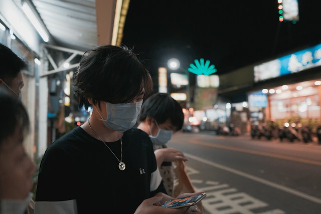 台湾一人旅で街を歩く旅行者