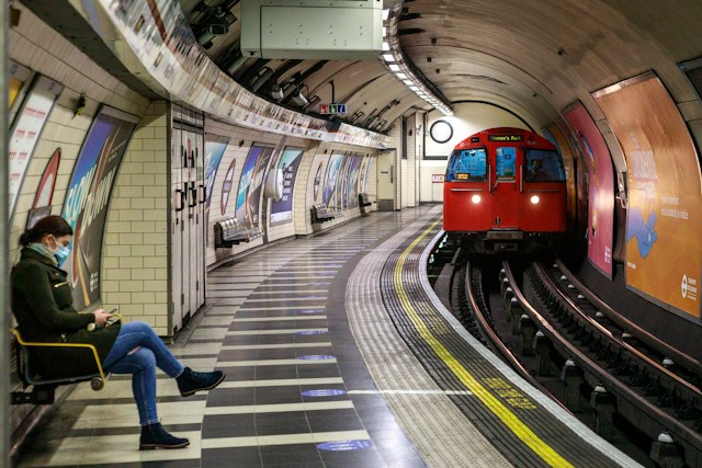 ロンドン地下鉄の駅に停車する赤い電車