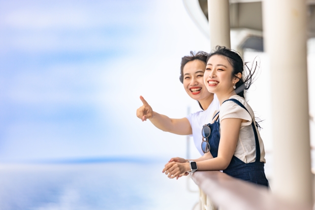 クルーズ船で旅行をする女性たち